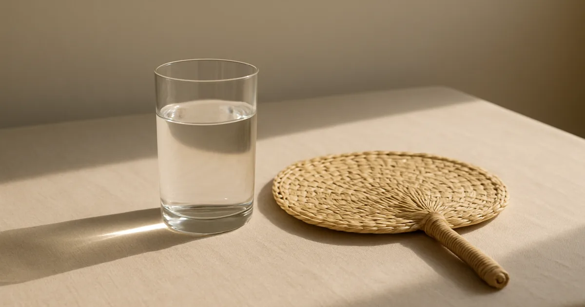 Verre d’eau et éventail en plein soleil